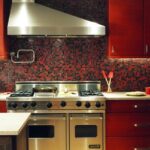 Moderne Küchen : 10 Kuchenplanung Fehler Vermeiden Kueche Rotbraune Holzfronten Mosaikrueckwand Profiherd Edelstahlhaube Küche Mit Theke Planen