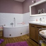 Moderne Küchen : Badezimmer Trends 2027 Badezimmer Streichen Ideen Farbe Flieder Lila Weiße Fliesen Badewanne Offene Küche In Kleiner Wohnung