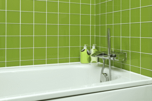 Badezimmer Design : Freistehende Badewanne Im Kleinen Bad Badezimmer Streichen Kalkfarbe Im Die Fliesen Freistehende Badewanne Im Kleinen Bad