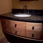 Badezimmer Design : Kleines Bad Renovieren Badezimmer Im Luxuriösen Stil Holzmöbel Granit Waschtischplatte Armatur Weißes Interieur Kleines Bad Renovieren
