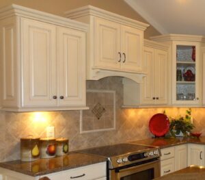 Ratgeber: Küchenfronten Material Im Vergleich Granit Countertop Marmer Chandelier Red Chair Brown Faucet Kitchen Tile Bad Oder Küche Zuerst Renovieren?