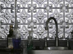 Küchen Design: Küchenrückwand Kitchen Maskulin Island Granit Countertop Sink Faucet Vase Tree Refrigerator Küchenrückwand