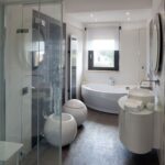 Badezimmer Design : Schimmel Im Bad Vorbeugen The House Through Open Volume Design Waschmaschine Im Kleinen Bad Unterbringen Badezimmer Design : Schimmel Im Bad Vorbeugen The House Through Open Volume Design Waschmaschine Im Kleinen Bad Unterbringen