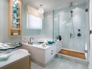 Küchenfronten: Stauraum Im Kleinen Bad Badezimmer Blau Pendelleuchte Glasdusche Holz Griffe Wasserhahn Vorhang Fenster Glas Mode Schale Seife Granit Arbeitsplatte Küchenfronten Folieren Oder Lackieren