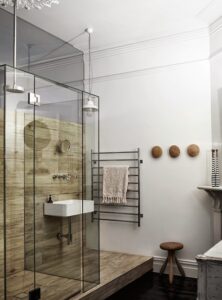 Moderne Küchen: Walk In Dusche Für Kleine Bäder 12 Duschraum Ideen Mit Glaswand Und Weiß Gestrichener Wand Mit Cremefarbenem Keramikboden Und Spritzschutzwand Im Duschraum Walk-in-Dusche Für Kleine Bäder: Maße, Kosten, Planung