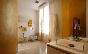Badezimmer Design : Wellness Bad Zu Hause Gestalten Badezimmer Im Dachgeschoss,cremefarbene Wandgestaltung Und Moderne Armaturen Wellness-Bad Zu Hause Gestalten
