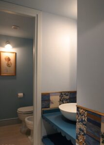 Badezimmer Design : Wellness Bad Zu Hause Gestalten Badezimmerdesign,Waschbecken Mit Rustikaler Wanddekoration Wellness-Bad Zu Hause Gestalten
