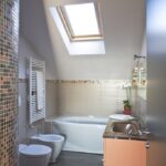 Badezimmer Design : Wellness Bad Zu Hause Gestalten Kleines Badezimmer Im Dachgeschoss Mit Weißem Dachfenster Wellness-Bad Zu Hause Gestalten