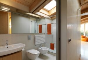 Moderne Küchen: Wellness Bad Zu Hause Gestalten Modernes Badezimmer Im Dachgeschoss Mit Ansprechendem Waschtischdesign Küchenarbeitsplatte Vergleich