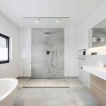 Badezimmer Style : Bad Oder Kuche Zuerst Renovieren Badezimmer Bodengleiche Dusche Glaswand Freistehende Badewanne Betonoptik Fliesen Holzunterschrank Wellness-Bad Zu Hause Gestalten