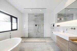 Ratgeber : Bad Oder Kuche Zuerst Renovieren Badezimmer Bodengleiche Dusche Glaswand Freistehende Badewanne Betonoptik Fliesen Holzunterschrank Bad Oder Küche Zuerst Renovieren?