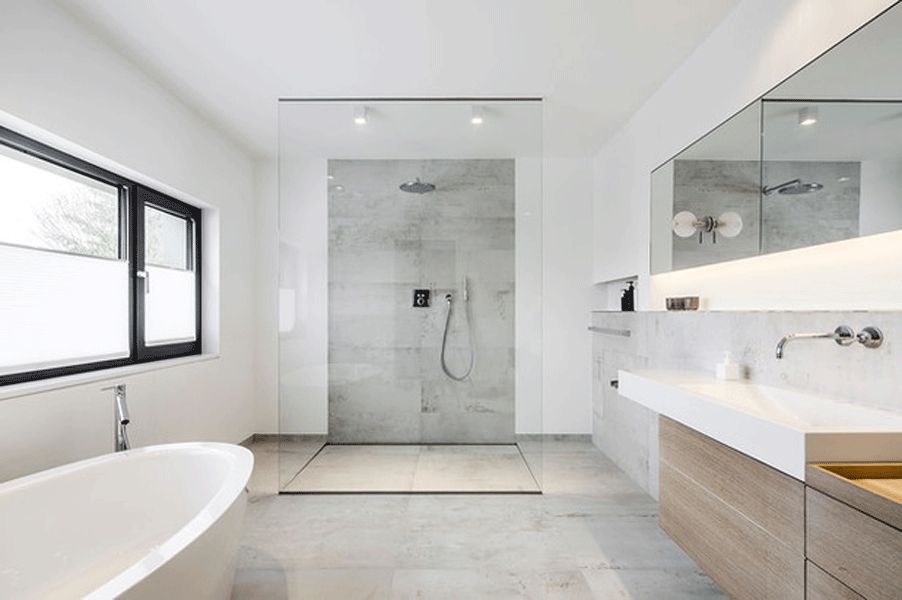 badezimmer bodengleiche dusche glaswand freistehende badewanne betonoptik fliesen holzunterschrank