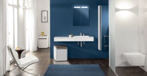 Moderne Küchen: Bad Oder Kuche Zuerst Renovieren Badezimmer Dunkelblaue Akzentwand Schwebender Waschtisch Spiegelschrank Hochschrank Dunkler Parkettboden Küche Mit Kochinsel Planen