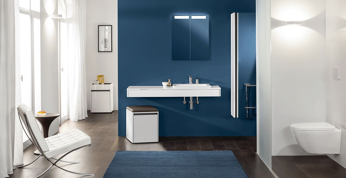 badezimmer dunkelblaue akzentwand schwebender waschtisch spiegelschrank hochschrank dunkler parkettboden