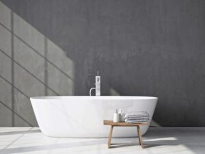 Ratgeber : Bad Oder Kuche Zuerst Renovieren Badezimmer Freistehende Badewanne Graue Betonwand Holzhocker Lichtschatten Bad Oder Küche Zuerst Renovieren?
