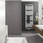 Ratgeber : Bad Oder Kuche Zuerst Renovieren Badezimmer Handtuchheizkoerper Anthrazit Wand Graue Strukturfliesen Einbaubadewanne Holzwaschtisch Bad Oder Küche Zuerst Renovieren?