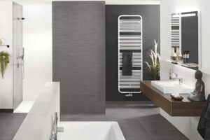 Ratgeber : Bad Oder Kuche Zuerst Renovieren Badezimmer Handtuchheizkoerper Anthrazit Wand Graue Strukturfliesen Einbaubadewanne Holzwaschtisch Bad Oder Küche Zuerst Renovieren?