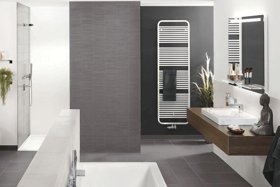 badezimmer handtuchheizkoerper anthrazit wand graue strukturfliesen einbaubadewanne holzwaschtisch