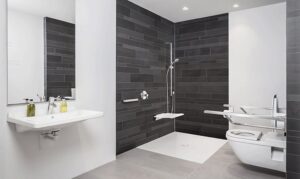 Ratgeber: Bad Oder Kuche Zuerst Renovieren Barrierefreies Badezimmer Bodengleiche Dusche Klappsitz Stuetzgriffe Dunkle Riemchenfliesen Bad Oder Küche Zuerst Renovieren?