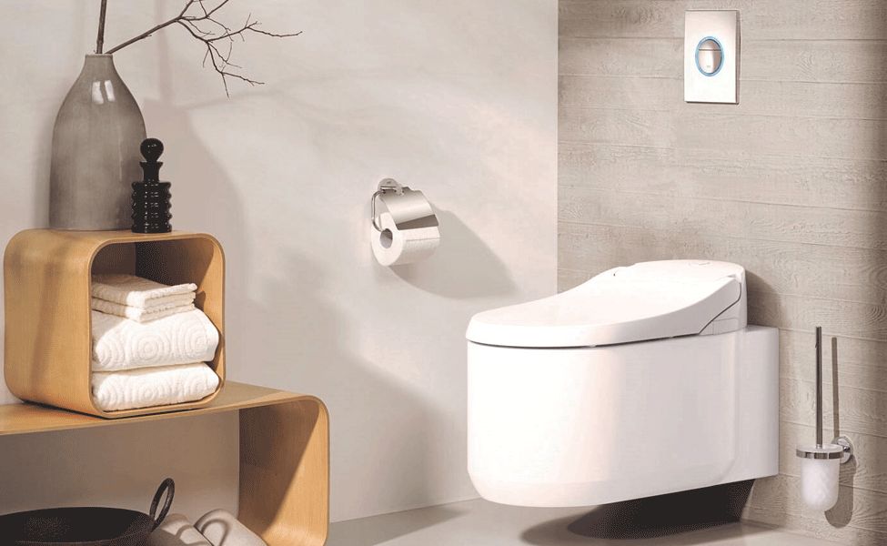 dusch wc wandhaengend holzoptik wandverkleidung regal weisses handtuchfach