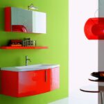 Moderne Küchen : Bad Sanierung Planen Badezimmer Hellgruene Wandfarbe Roter Waschtisch Roter Spiegelschrank Kugelleuchte Küchenfronten reinigen und pflegen