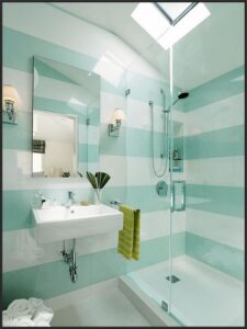 Ratgeber: Bad Sanierung Planen Badezimmer Mintgruene Querstreifen Wandfarbe Glasdusche Wandwaschbecken Dachfenster Kuchenplanung Fehler Ideen