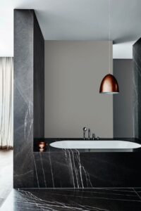 Badezimmer Style : Bad Sanierung Planen Badezimmer Schwarzer Marmor Einbaubadewanne Taupe Wand Kupfer Pendelleuchte Badezimmer Im Landhausstil Einrichten Badezimmer Style: Bad Sanierung Planen Badezimmer Schwarzer Marmor Einbaubadewanne Taupe Wand Kupfer Pendelleuchte Badezimmer Im Landhausstil Einrichten