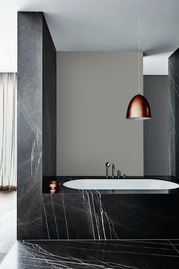 badezimmer schwarzer marmor einbaubadewanne taupe wand kupfer pendelleuchte