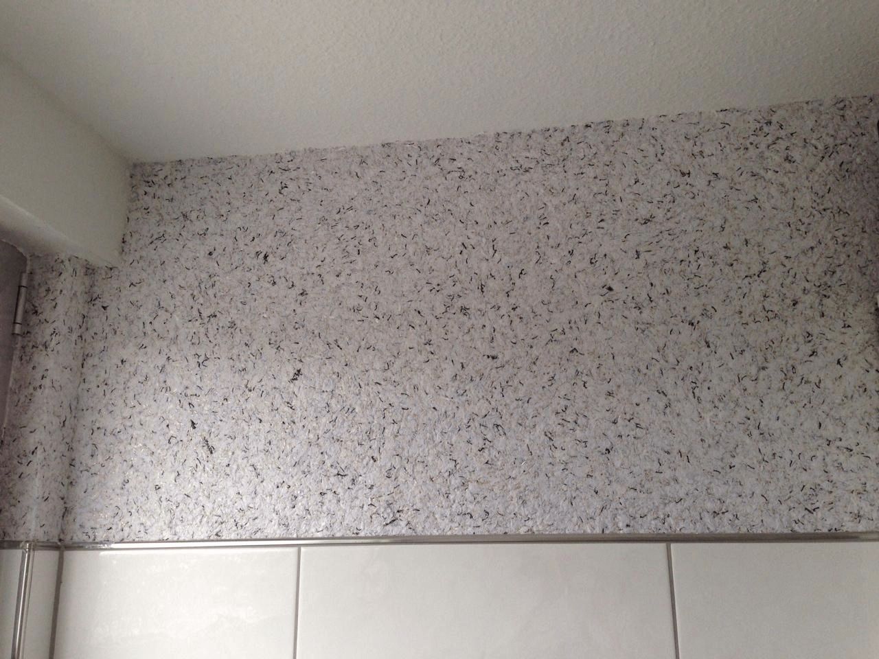 nahaufnahme fluessigtapete wand weiss grau struktur fliesenabschluss