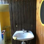 Moderne Küchen : Badezimmer 4 Qm Einrichten Dachschraegenbad Dunkle Holzverkleidung Wandwaschbecken Gelbe Fliesen Oelradiator Küche Mit Theke Planen