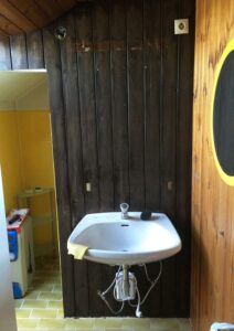 Badezimmer Style: Badezimmer 4 Qm Einrichten Dachschraegenbad Dunkle Holzverkleidung Wandwaschbecken Gelbe Fliesen Oelradiator Kleines Badezimmer Mit Dusche Modern Gestalten