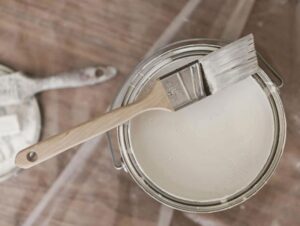 Badezimmer Style: Badezimmer 4 Qm Einrichten Nahaufnahme Farbeimer Weisse Wandfarbe Pinsel Holzboden Bodenebene Dusche Nachrüsten