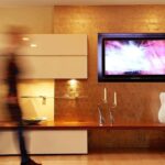 Badezimmer Style : Badezimmer 4 Qm Einrichten Wohnzimmer Goldene Wandgestaltung Eingelassener Fernseher Schwebendes Sideboard Hochglanzfronten Kleines Badezimmer Mit Dusche Modern Gestalten