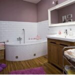 Badezimmer Style : Badezimmer Beleuchtung Planen Badezimmer Flieder Wandfarbe Weisse Metrofliesen Eckbadewanne Holzwaschtisch Spiegel Kleines Bad Mit Dachschräge Einrichten Badezimmer Style : Badezimmer Beleuchtung Planen Badezimmer Flieder Wandfarbe Weisse Metrofliesen Eckbadewanne Holzwaschtisch Spiegel Kleines Bad Mit Dachschräge Einrichten
