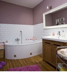 Ratgeber: Badezimmer Beleuchtung Planen Badezimmer Flieder Wandfarbe Weisse Metrofliesen Eckbadewanne Holzwaschtisch Spiegel Bad Oder Küche Zuerst Renovieren?