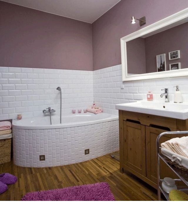 badezimmer flieder wandfarbe weisse metrofliesen eckbadewanne holzwaschtisch spiegel