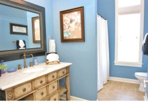 Badezimmer Style : Badezimmer Beleuchtung Planen Badezimmer Hellblaue Wandfarbe Antiker Holzwaschtisch Grosser Rahmenspiegel Duschvorhang Badezimmer Beleuchtung Planen