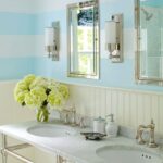 Badezimmer Style : Badezimmer Dekorieren Badezimmer Hellblaue Querstreifen Wandfarbe Doppelwaschtisch Marmorplatte Hortensien Badezimmer Dekorieren