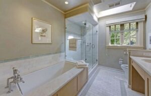 Badezimmer Style: Badezimmer Dekorieren Badezimmer Olivgruene Wandfarbe Einbaubadewanne Glasdusche Dachfenster Hellbeige Fliesen Badezimmer Dekorieren