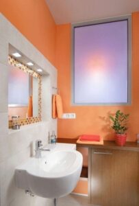 Badezimmer Style : Badezimmer Dekorieren Badezimmer Orange Wandfarbe Mosaikspiegel Holzunterschrank Mattglasfenster Badezimmer Dekorieren
