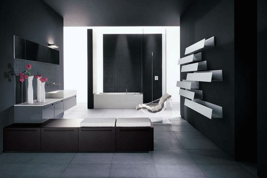 badezimmer schwarze wandfarbe freistehende badewanne wandregale dunkle bodenfliesen