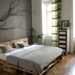 Badezimmer Style : Badezimmer Dekorieren Schlafzimmer Graue Wandfarbe Palettenbett Fischgraetparkett Gestreifte Vorhaenge Badezimmer Dekorieren