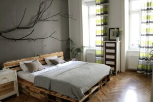 Badezimmer Design: Badezimmer Dekorieren Schlafzimmer Graue Wandfarbe Palettenbett Fischgraetparkett Gestreifte Vorhaenge Badezimmer Streichen Kosten