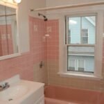 Badezimmer Style : Badezimmer Farbkonzept Altbau Badezimmer Rosa Fliesen Rosa Badewanne Schiebefenster Spiegelschrank Badezimmer Im Landhausstil Einrichten Badezimmer Style : Badezimmer Farbkonzept Altbau Badezimmer Rosa Fliesen Rosa Badewanne Schiebefenster Spiegelschrank Badezimmer Im Landhausstil Einrichten