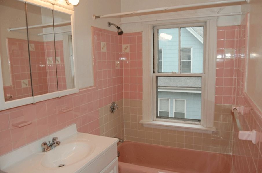altbau badezimmer rosa fliesen rosa badewanne schiebefenster spiegelschrank
