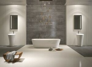 Badezimmer Style: Badezimmer Farbkonzept Badezimmer Graue Steinoptik Akzentwand Freistehende Badewanne Zwei Standwaschbecken Kugelleuchten Badspiegel Mit Beleuchtung