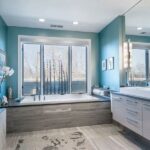 Badezimmer Design : Badezimmer Farbkonzept Badezimmer Tuerkise Wandfarbe Einbaubadewanne Grosses Fenster Graue Holzoptik Fliesen Badezimmer Streichen Kosten