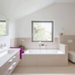 Badezimmer Style : Badezimmer Farbkonzept Schmales Badezimmer Dachschraege Einbaubadewanne Beige Fliesen Bodengleiche Dusche Fenster Badezimmer Im Landhausstil Einrichten