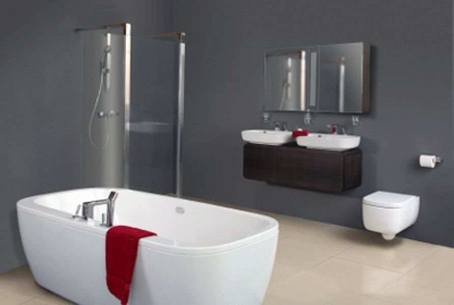 badezimmer anthrazit wandfarbe freistehende badewanne haengender doppelwaschtisch roter handtuch