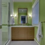 Badezimmer Style : Badezimmer Grundriss Badezimmer Hellgruene Wandfarbe Holzunterschrank Mosaikborduere Hexagon Bodenfliesen Badezimmer Grundriss